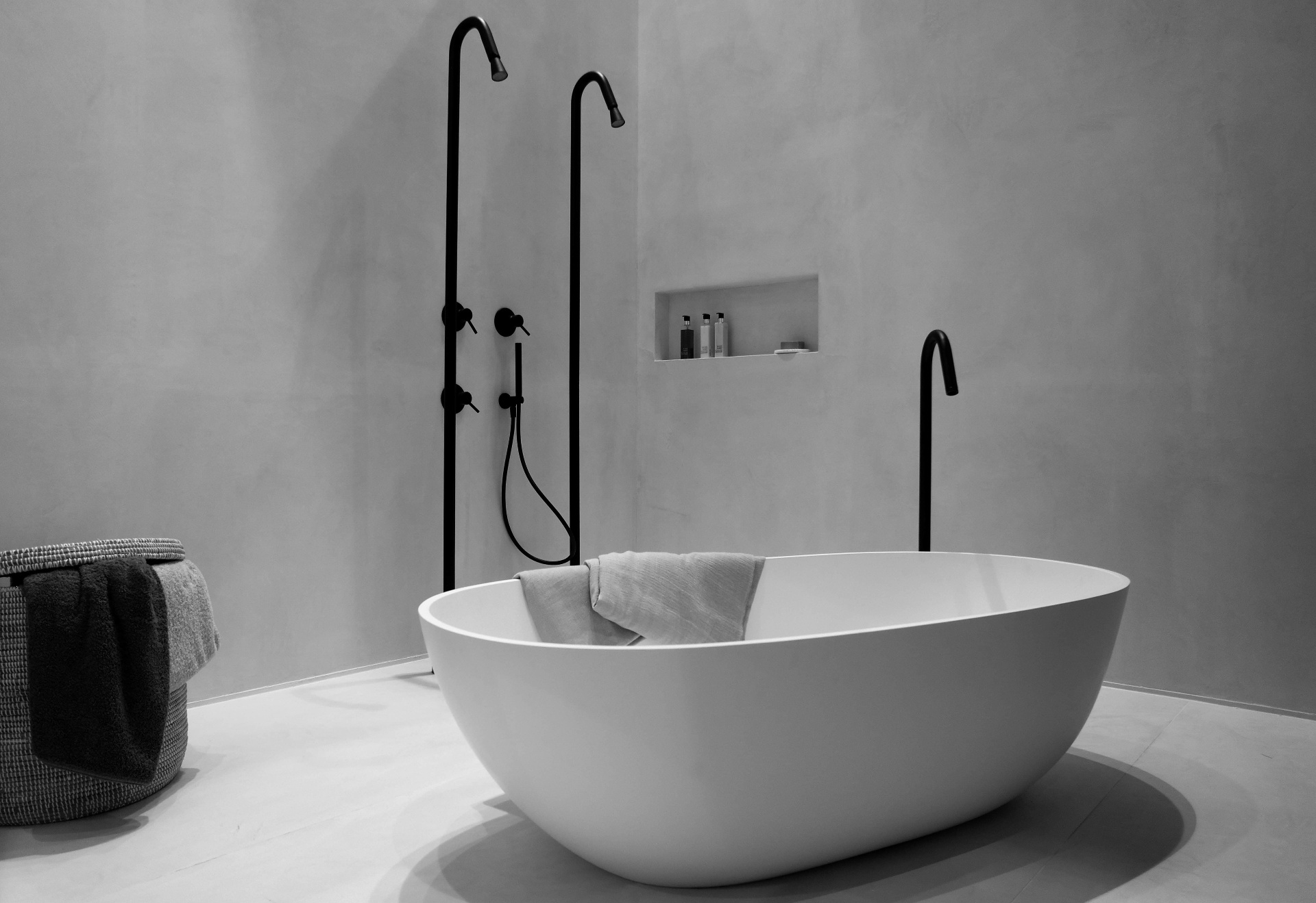 Elegante lijnen en hoogwaardige materialen in minimalistische badkamer